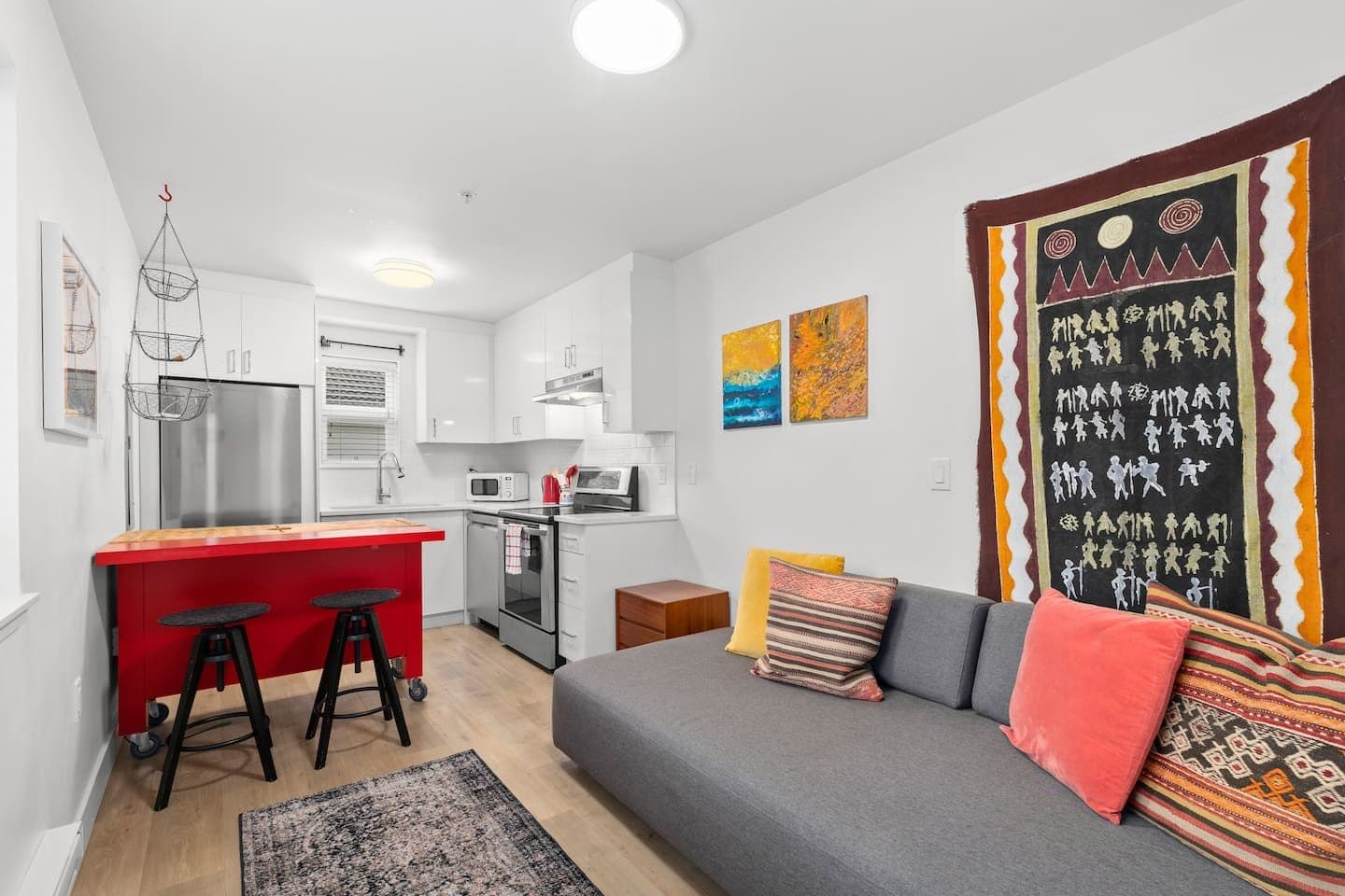 Stylish new 1BR coach house | near park