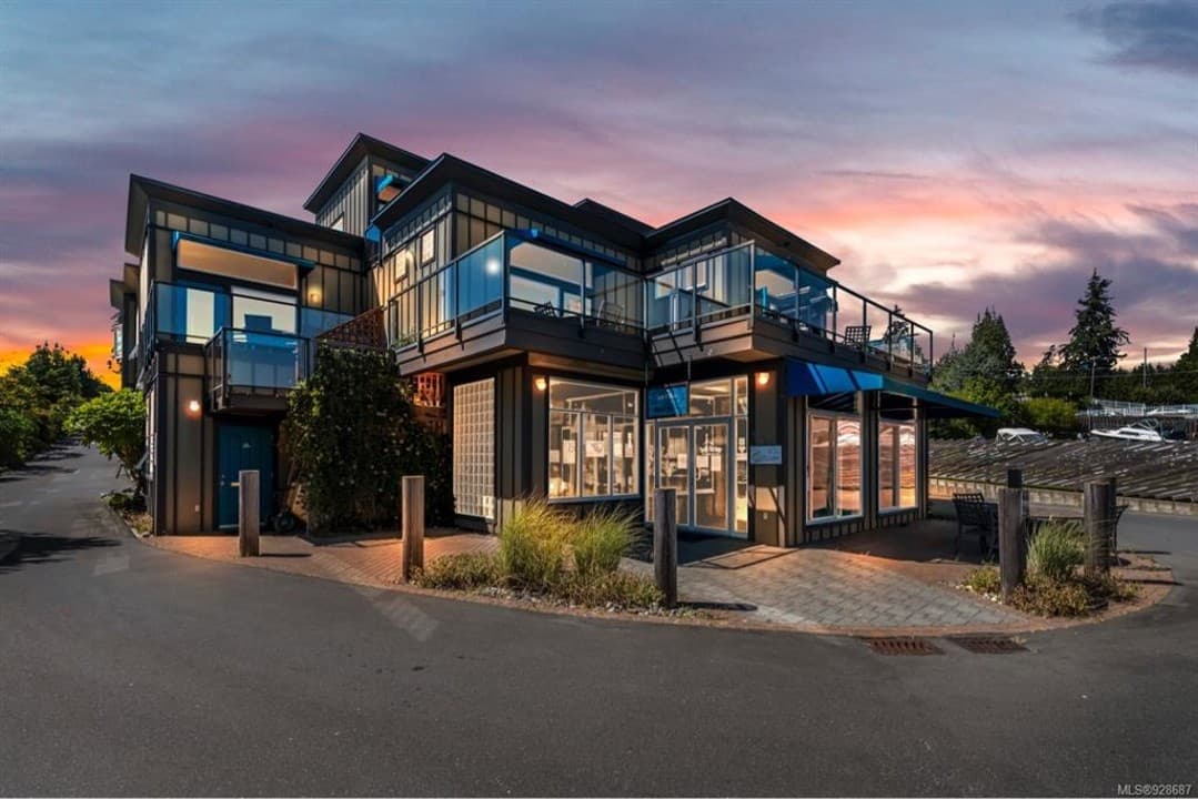 Sooke Harbour Penthouse - 2 King Suites