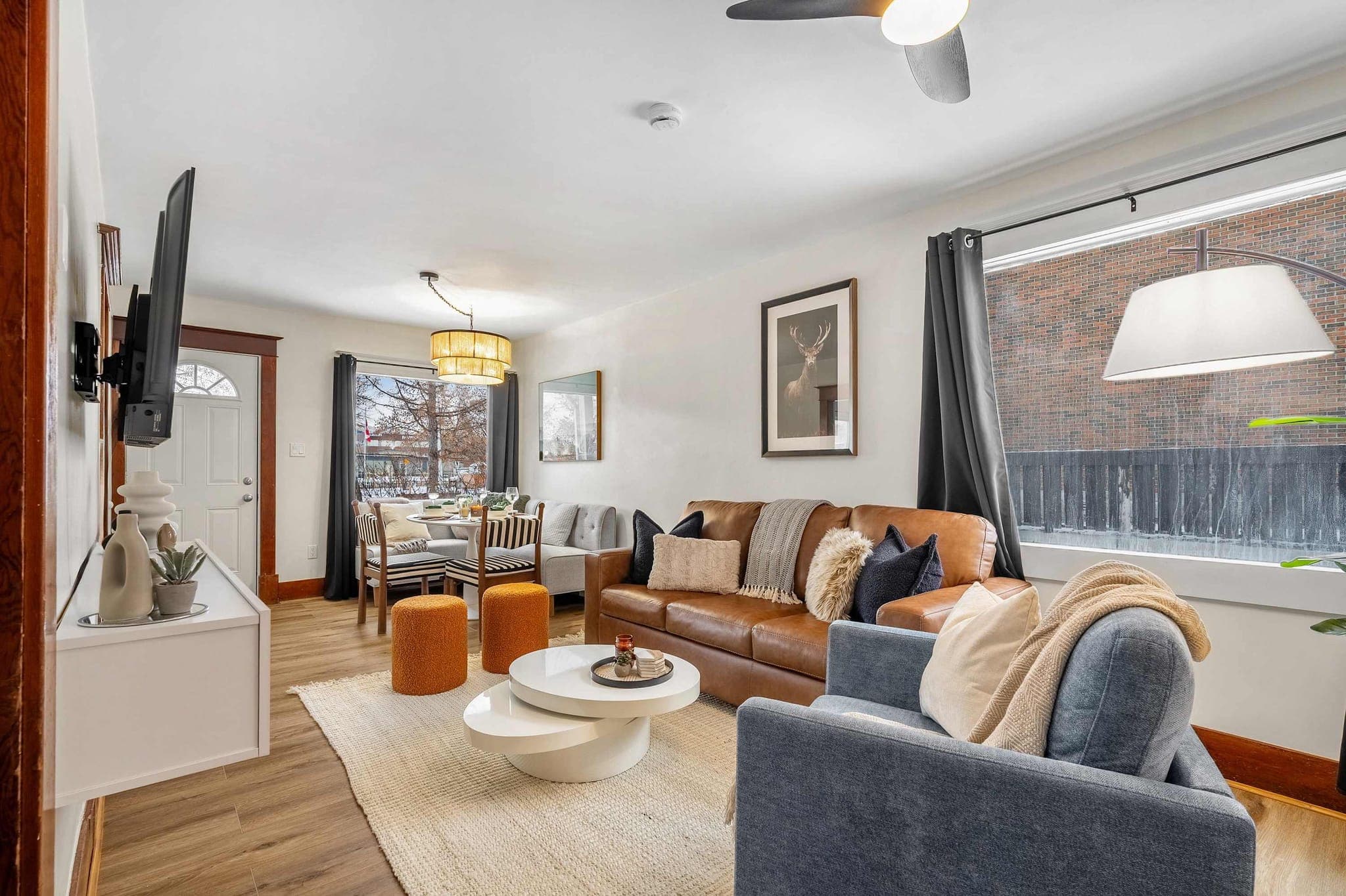 Fossil Flats 3BR Designer Home in Centre of Town!
