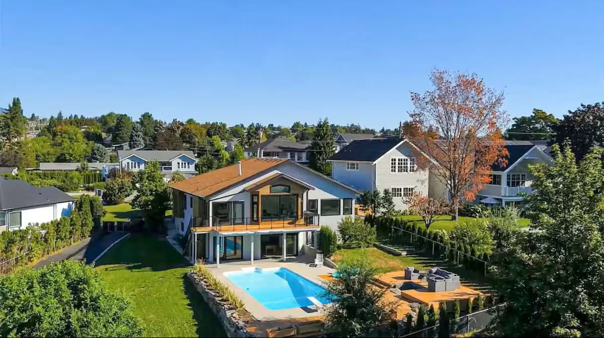Luxurious 5 Bedroom house with POOL & SAUNA