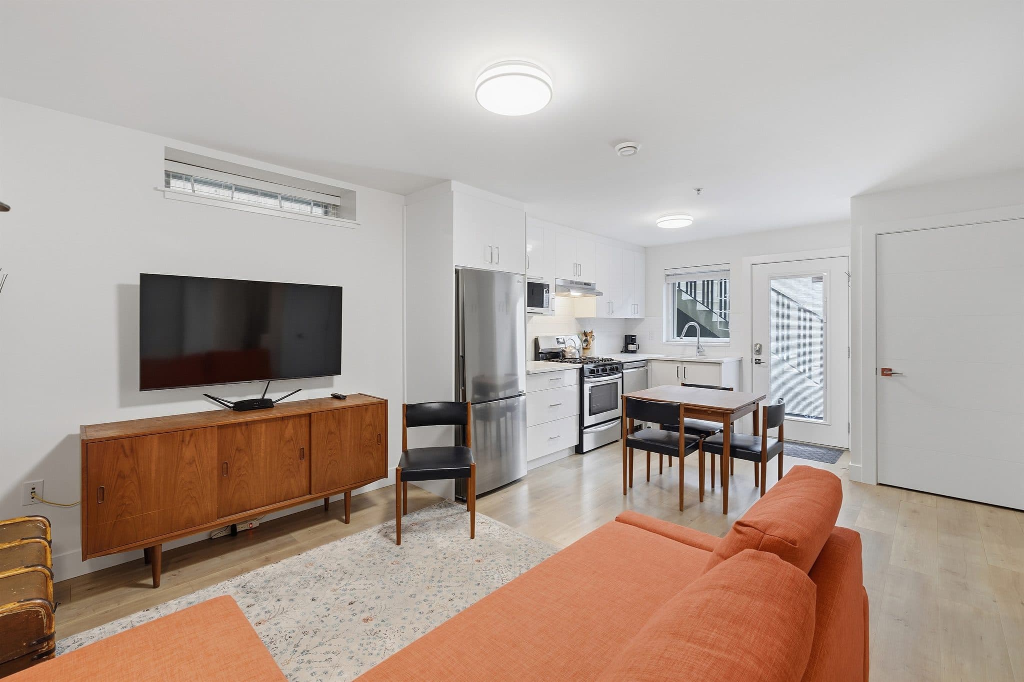 Stylish 1BD suite | Full Kitchen & Laundry