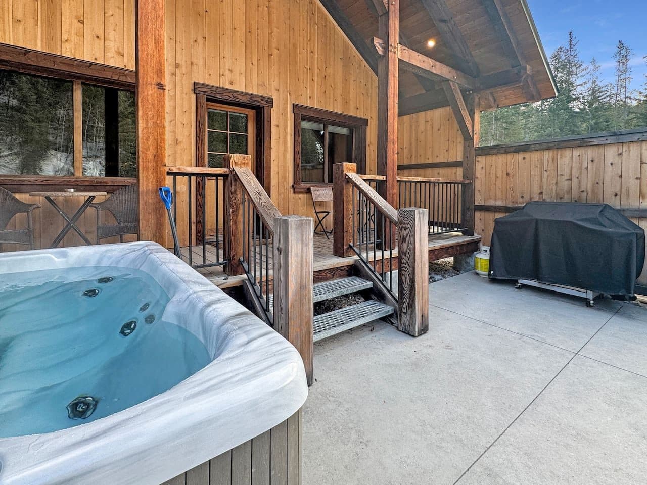 Explorer Creekside Cabin - Private Hot Tub & BBQ